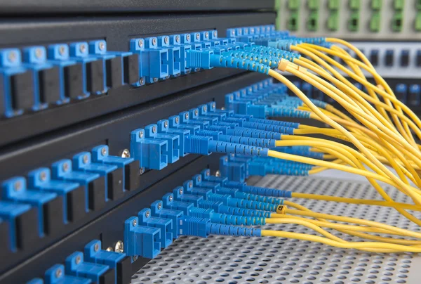 Fiber kabel servera med teknik stil mot fiber optic tillbaka — Stockfoto