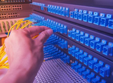 optik fiber bilgi teknolojisi ile veri aktarımı.