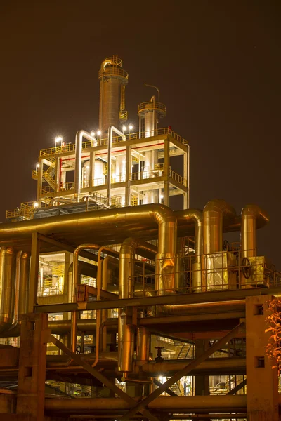 Installation industrielle de raffinerie avec chaudière industrielle la nuit — Photo