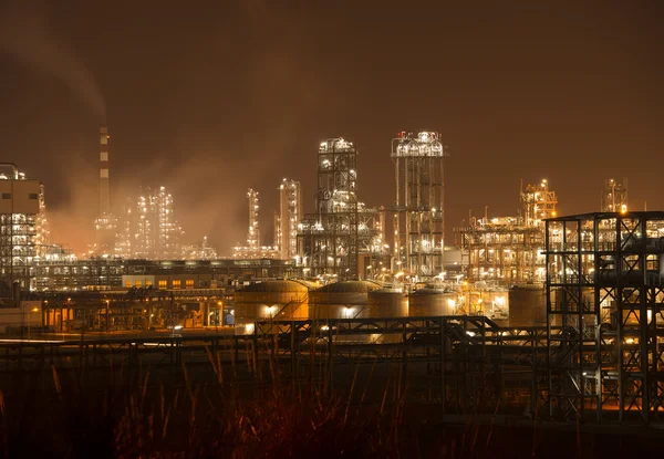 工业化工厂，夜间工业锅炉 — 图库照片