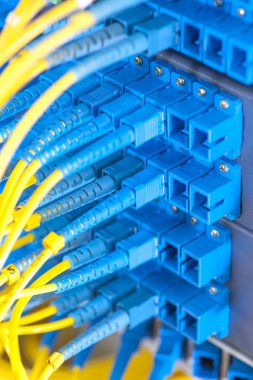 Fiber optik ekipmanlı teknoloji merkezi