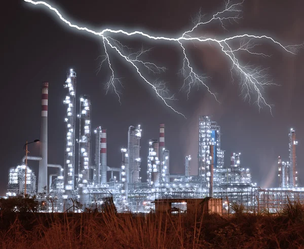 Rafinérský průmyslový závod s průmyslovým kotlem v noci — Stock fotografie
