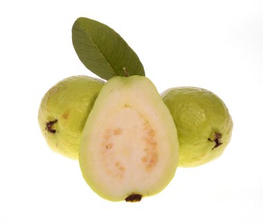 Guava meyvesi beyaz arkaplanda izole