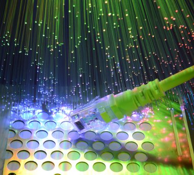 Ağ kabloları ve hub closeup fiber optik arka plan
