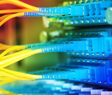 Fiber optik ekipmanlı teknoloji merkezi