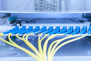 Fiber optik ekipmanlı teknoloji merkezi