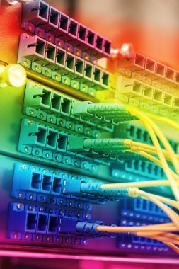 Fiber optik ekipmanlı teknoloji merkezi
