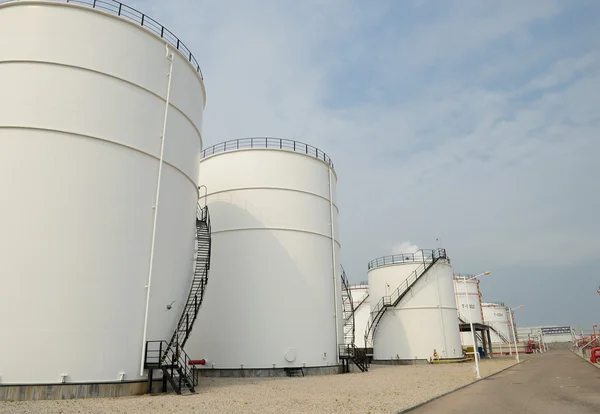 Grandes tanques de petróleo industrial em uma refinaria — Fotografia de Stock