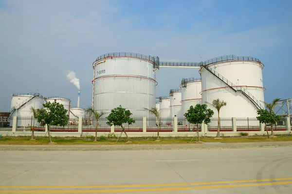 Grandes tanques de aceite industrial en una refinería —  Fotos de Stock