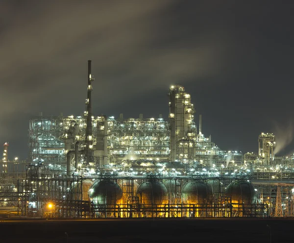 Industriële raffinaderij met industriële ketel 's nachts — Stockfoto