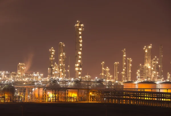 Industriële raffinaderij met industriële ketel 's nachts — Stockfoto
