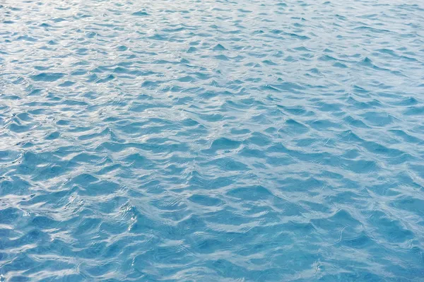 Refrescante agua de la piscina azul — Foto de Stock