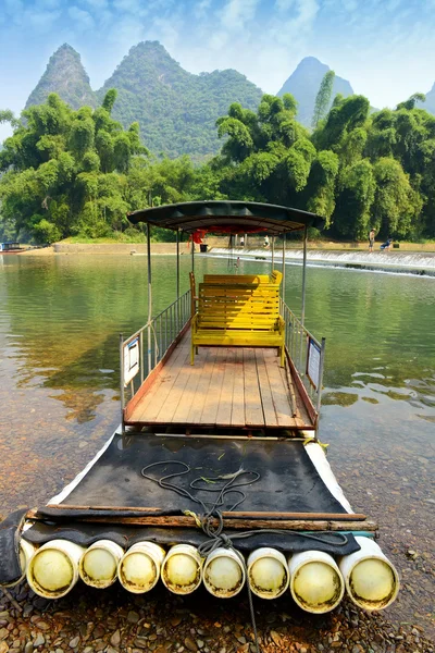 Bamboo rafting na řece, yangshou, Čína — Stock fotografie