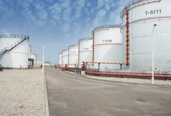 Большие промышленные нефтяные резервуары на НПЗ — стоковое фото