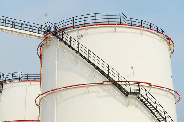 Bir rafineri büyük sanayi petrol tankları — Stok fotoğraf