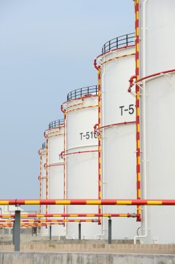 bir rafineri büyük sanayi petrol tankları