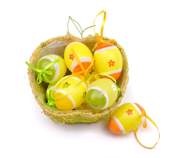 Huevos de Pascua y cesta aislados —  Fotos de Stock