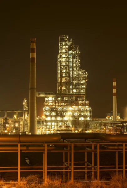 Instalação industrial de refinaria com caldeira industrial à noite — Fotografia de Stock