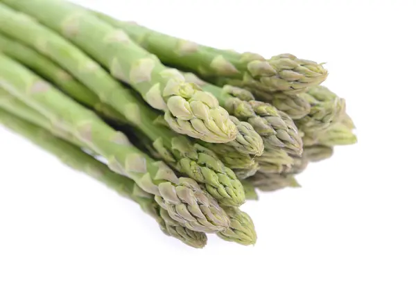 Asperges fraîches sur blanc — Photo