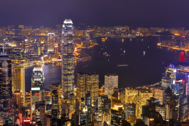 Hong kong şehir manzarası panorama victoria limanı ile gece bir