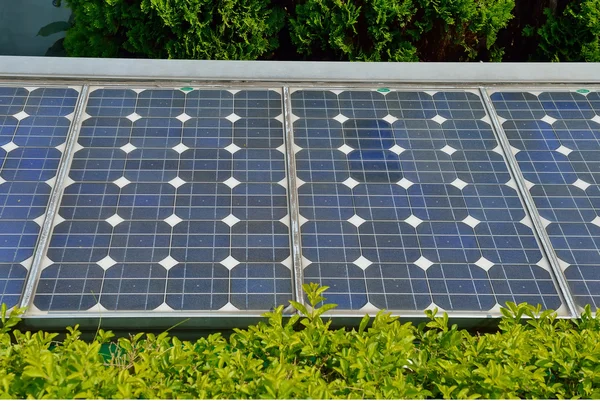 Сонячні батареї були встановлені на дому — стокове фото