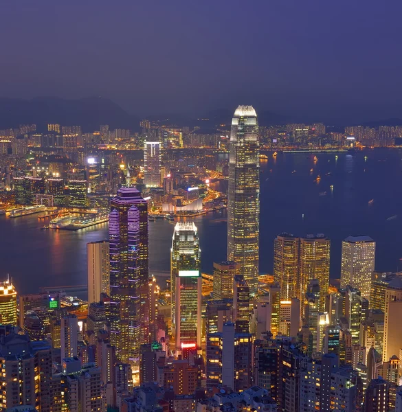 Hong Kong panorama del horizonte de la ciudad por la noche con Victoria Harbor un — Foto de Stock