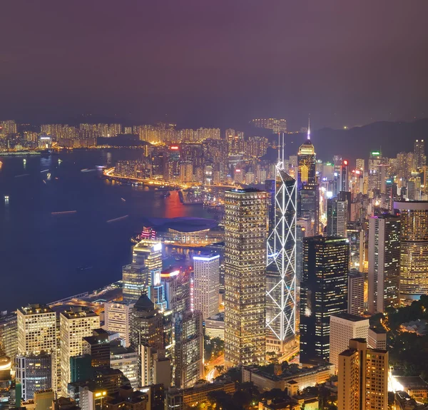 Hong Kong panorama del horizonte de la ciudad por la noche con Victoria Harbor un — Foto de Stock