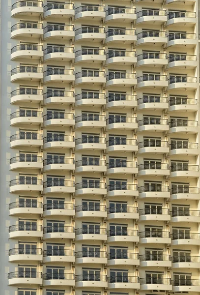 Apartman épület a városban, bentlakásos építészet — Stock Fotó