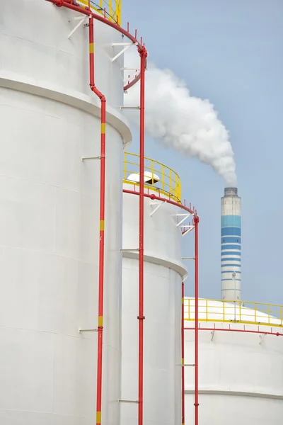 Grandes tanques de aceite industrial en una refinería —  Fotos de Stock