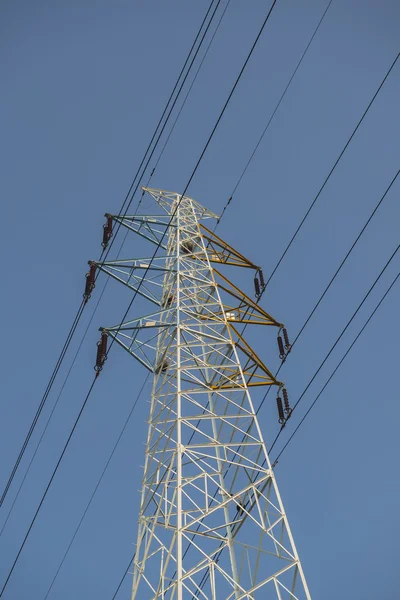 Elektriska pelare under blå himmel — Stockfoto