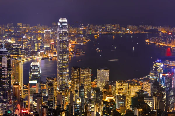 在晚上与维多利亚港香港城市天际线全景 — 图库照片