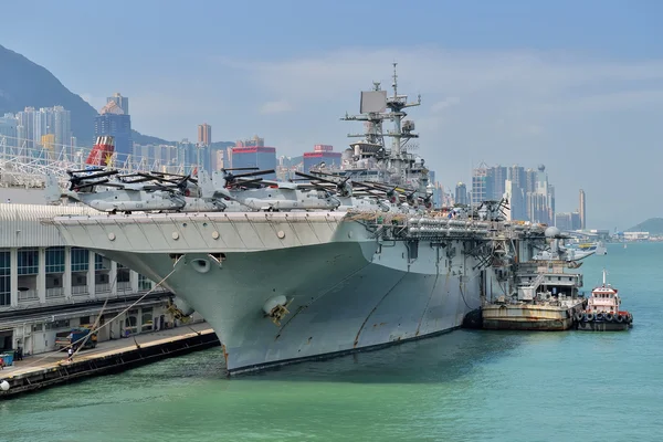 Hong kong, china - sept 18: de Amerikaanse amfibische aanval schip uss — Stockfoto