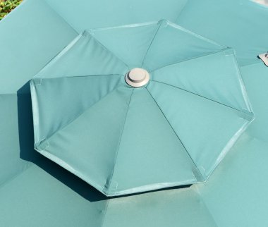 beyaz zemin üzerine bahçe hortumu