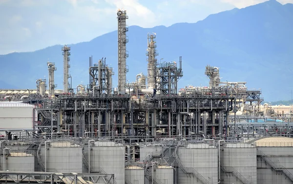 Fábrica de procesamiento de gas. paisaje con la industria del gas y el petróleo — Foto de Stock