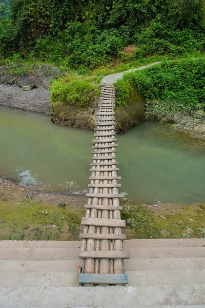 Ponte di legno sul fiume — Foto Stock