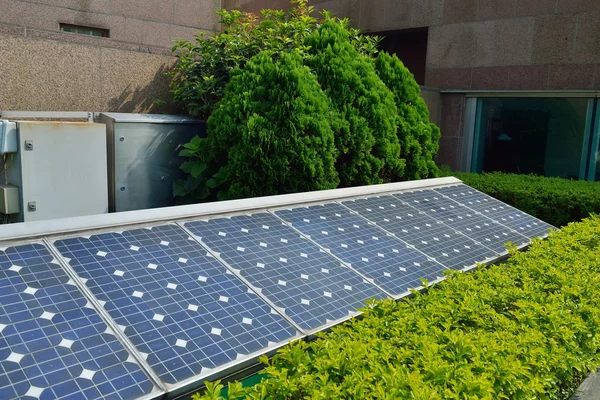 Des cellules solaires ont été installées sur la maison — Photo