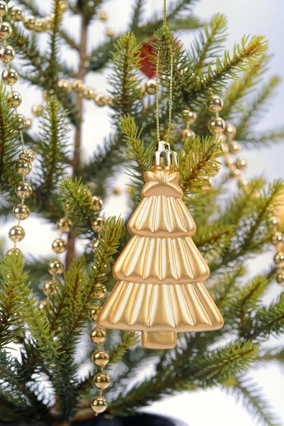 Gouden kerstboom — Stockfoto