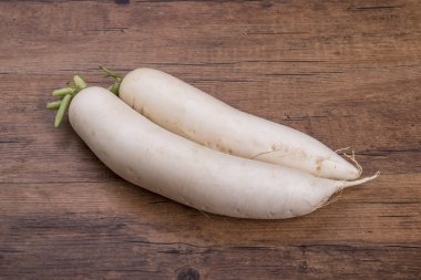 Ahşap arka planda Daikon turpu