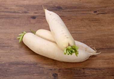 Ahşap arka planda Daikon turpu