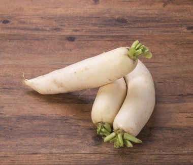 Ahşap arka planda Daikon turpu