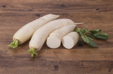 Ahşap arka planda Daikon turpu