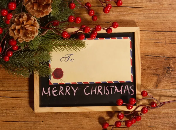 Tafel mit Weihnachtsdekoration auf Holzgrund — Stockfoto