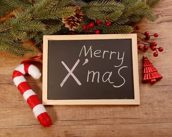 Blackboard ingelijst in prachtige kerstboom takken en decor — Stockfoto