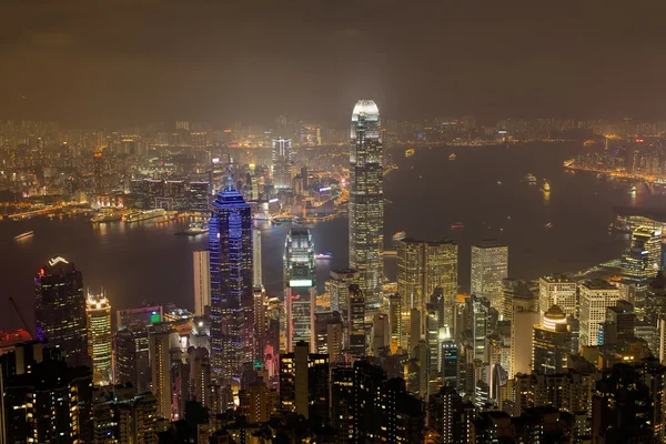 Panorama do horizonte da cidade de Hong Kong à noite com Victoria Harbor an — Fotografia de Stock