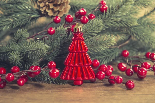 Árbol de Navidad rojo sobre fondo de madera viejo — Foto de Stock