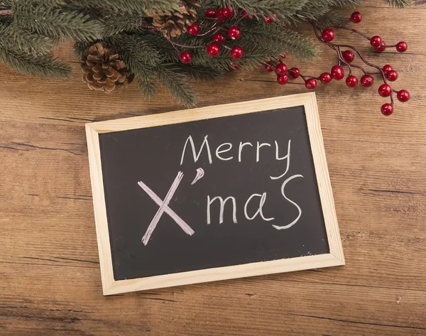 Blackboard ingelijst in prachtige kerstboom takken en decor — Stockfoto