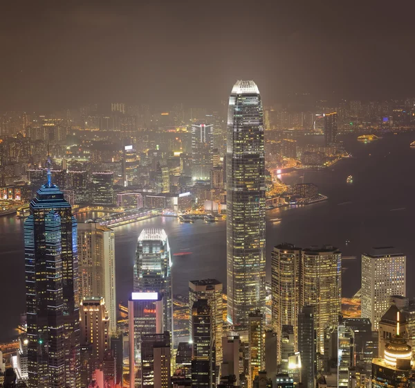 在晚上与维多利亚港香港城市天际线全景 — 图库照片