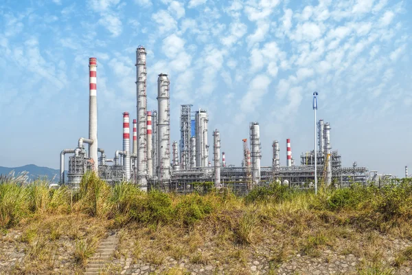 Газоперерабатывающий завод. ландшафт с газовой и нефтяной промышленностью — стоковое фото