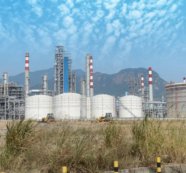 Usine de traitement du gaz. paysage avec industrie gazière et pétrolière — Photo