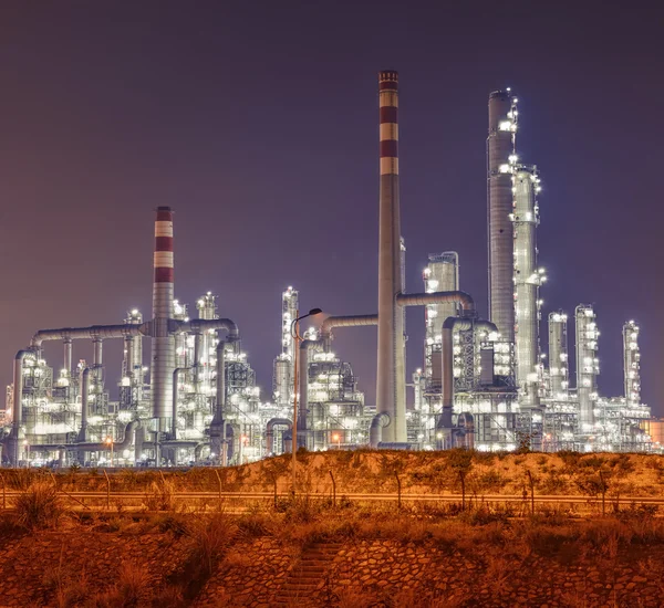 Комплекс нефтеперерабатывающих заводов с промышленным котлом ночью — стоковое фото